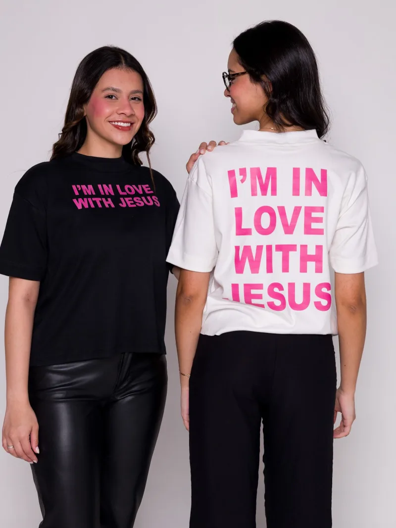 Camiseta Veste Fé modelo I am in love with Jesus em preto e branco